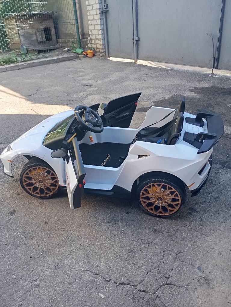 Дитячий, двомісний електромобіль Lamborghini з 4-ма електродвигунами.