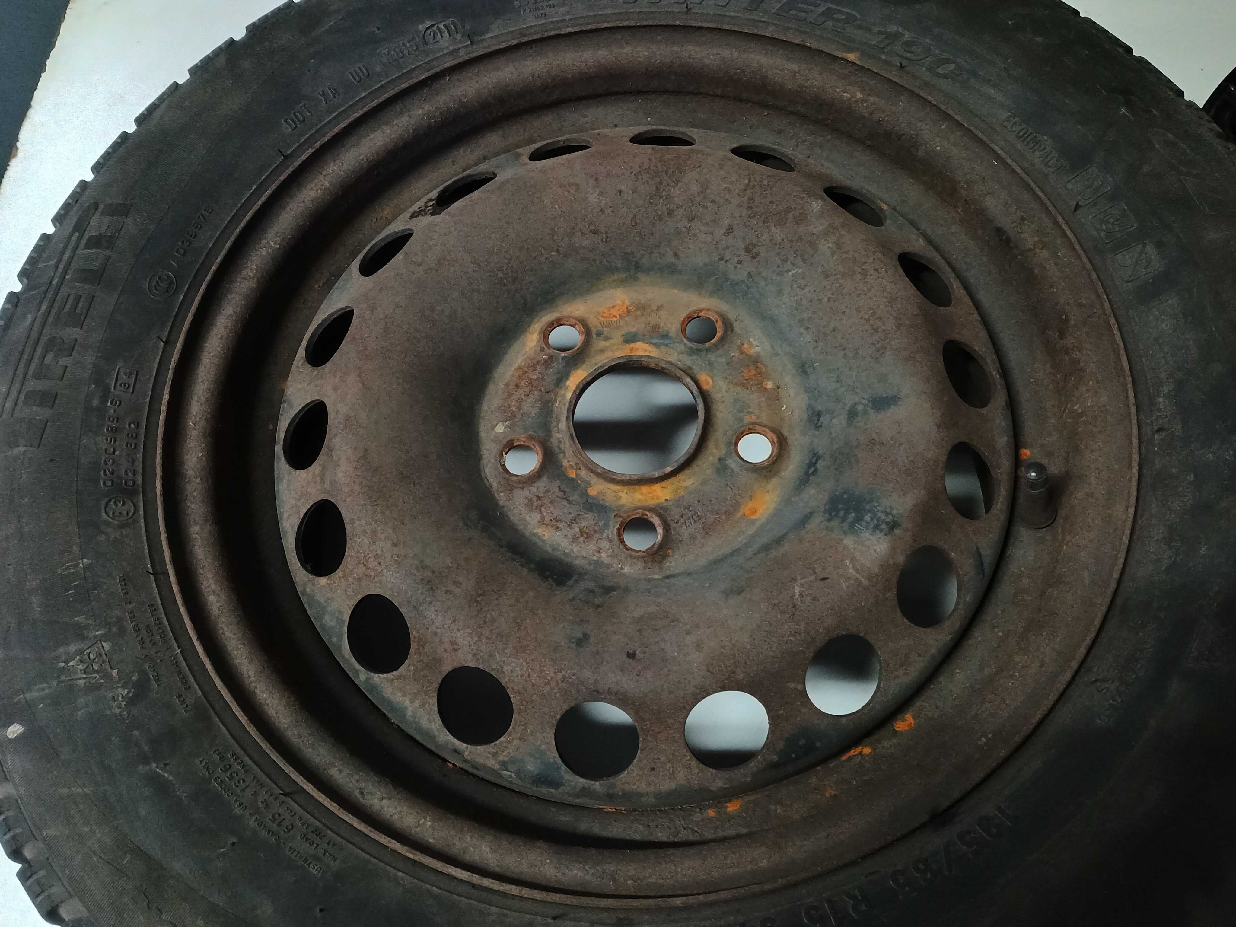 Koła zimowe felgi stalowe VW Golf VI 6 opony Pirelli 5x112 R15 Skoda