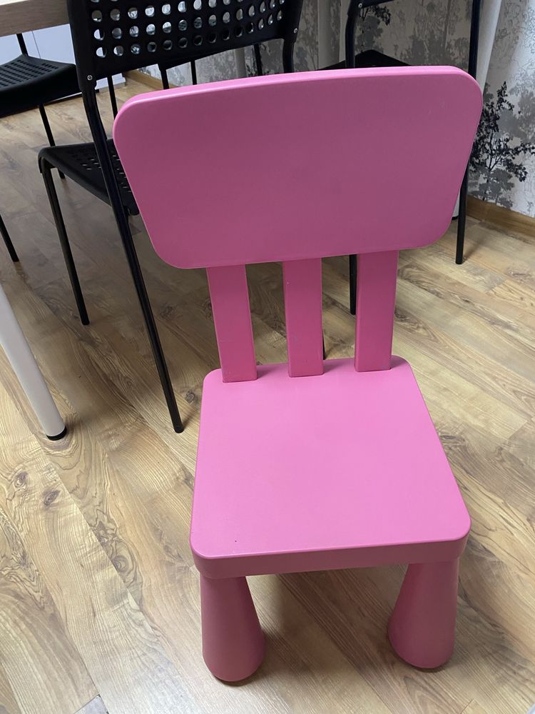 Zestaw stolik plus cztery krzesełka mamut ikea
