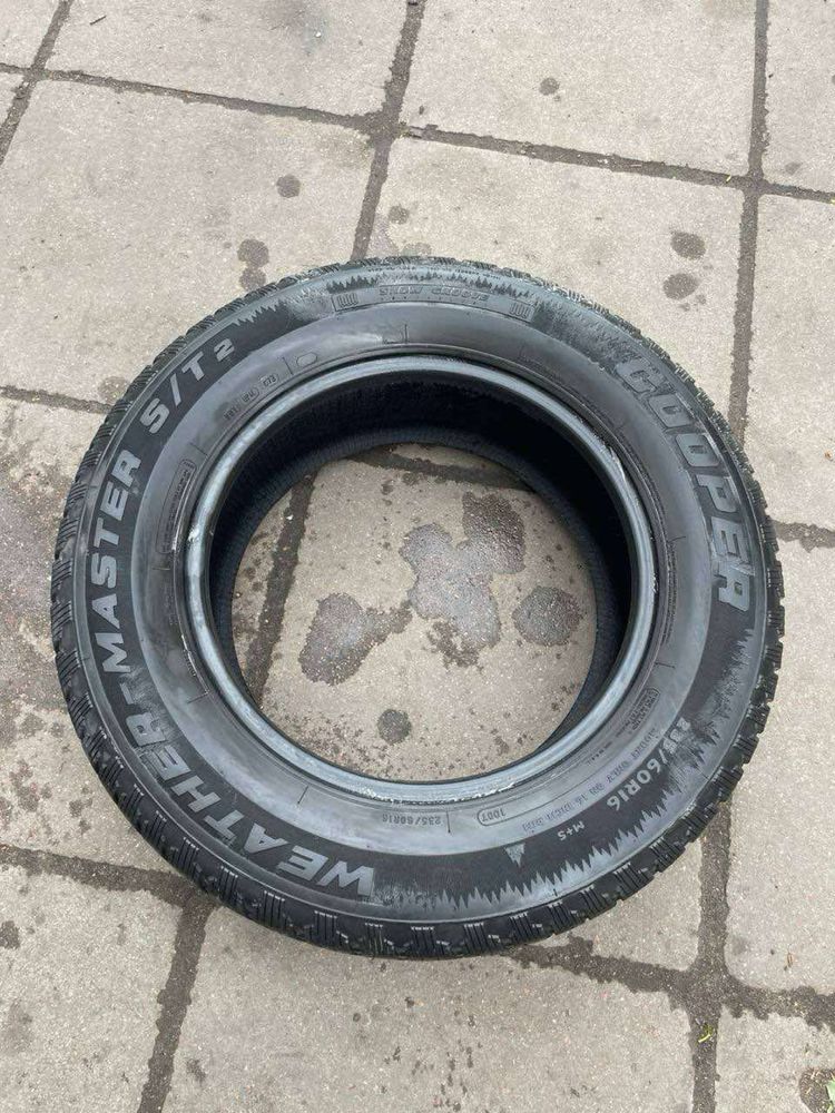 Продам зимнию резину комплект 235/60/16