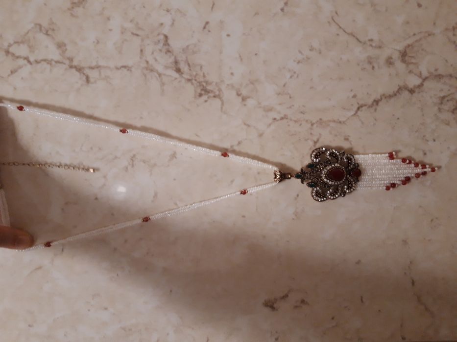 Elegante colar de estilo turco vintage pedras vermelhas e brilhantes