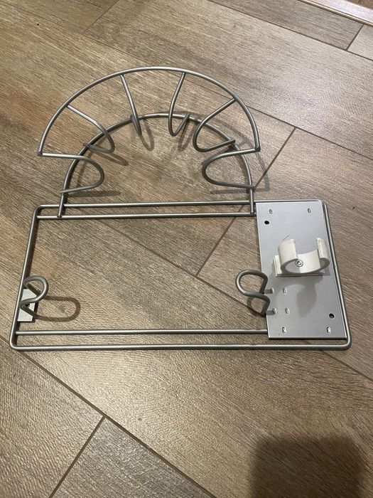 Wieszak uchwyt na rure odkurzacza