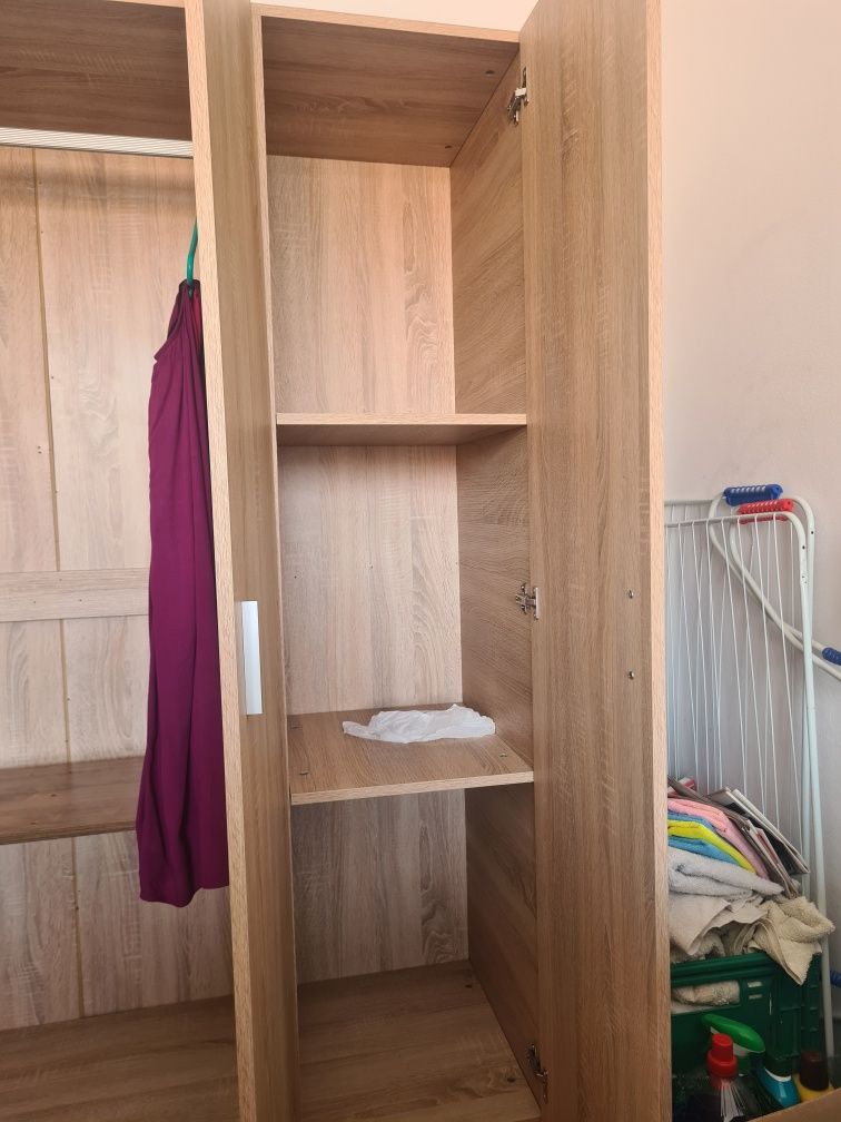Roupeiro com três portas