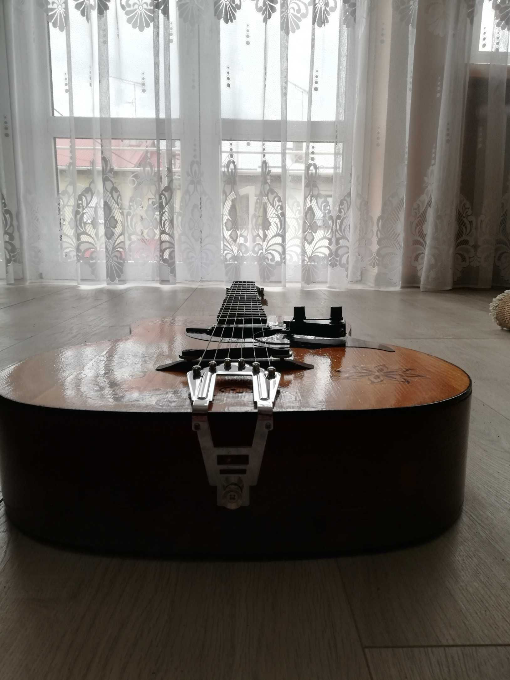 Gitara Elektroakustyczna.