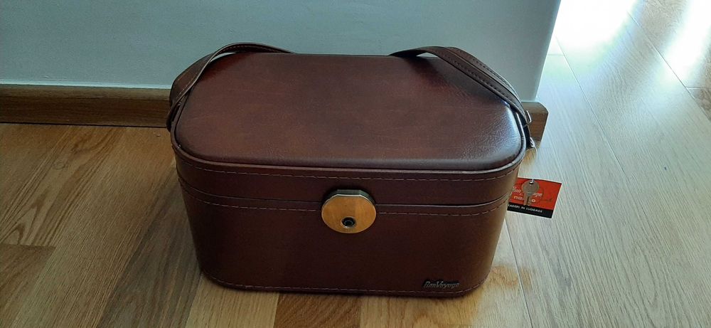 Necessaire Vintage com chave (marca Bon Voyage by namco) Novo