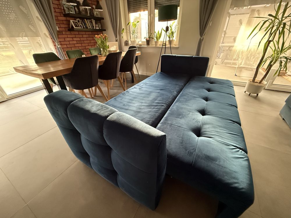 Sweet Sit Granatowa sofa welurowa z funkcją spania i pojemnikiem.
