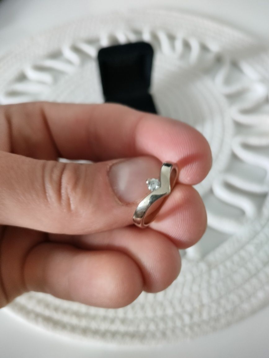 Piękny delikatny pierścionek z białego złota z diamentem