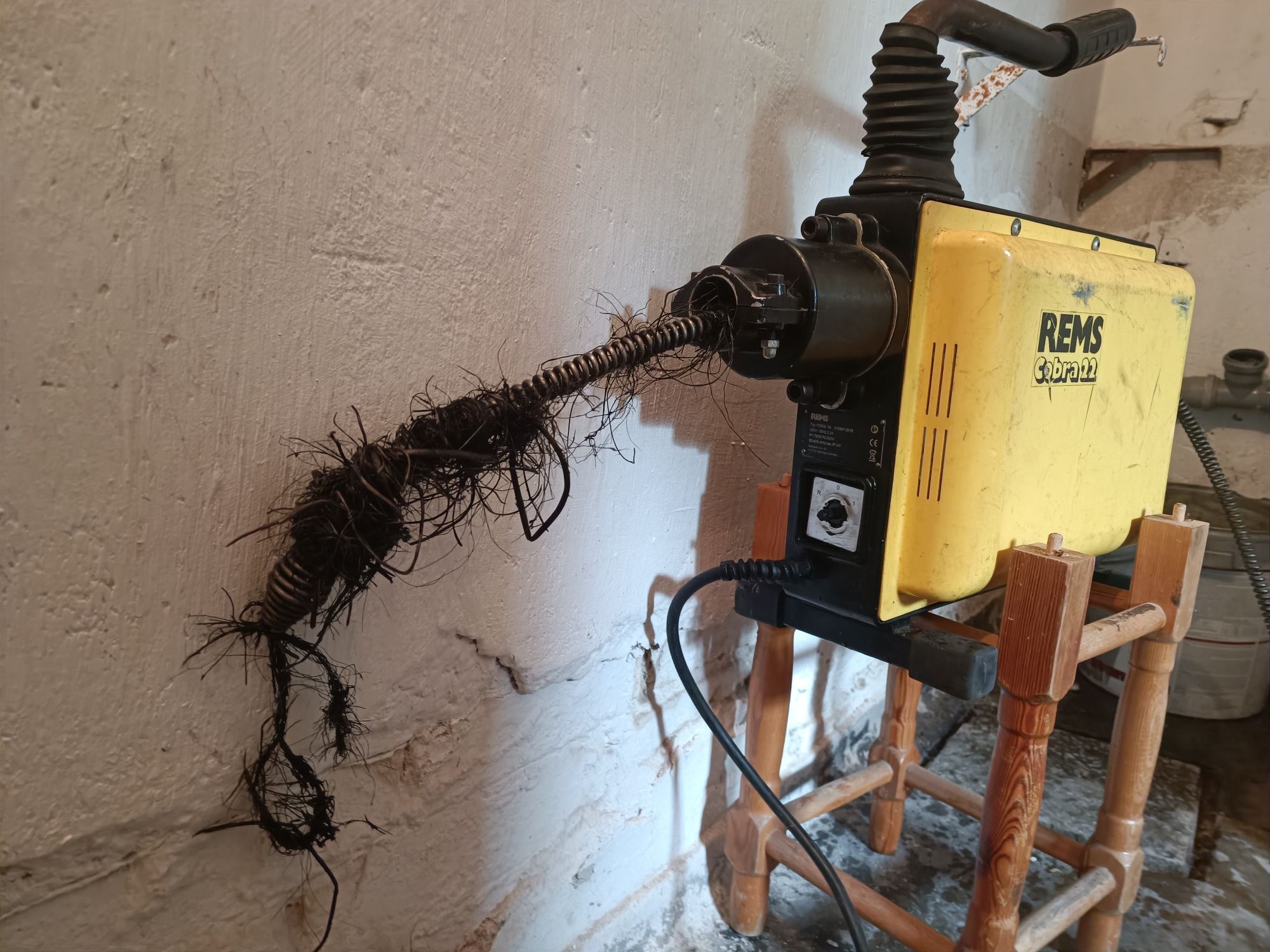 Czyszczenie kanalizacji spiraląelektryczną i inne hydrauliczne naprawy