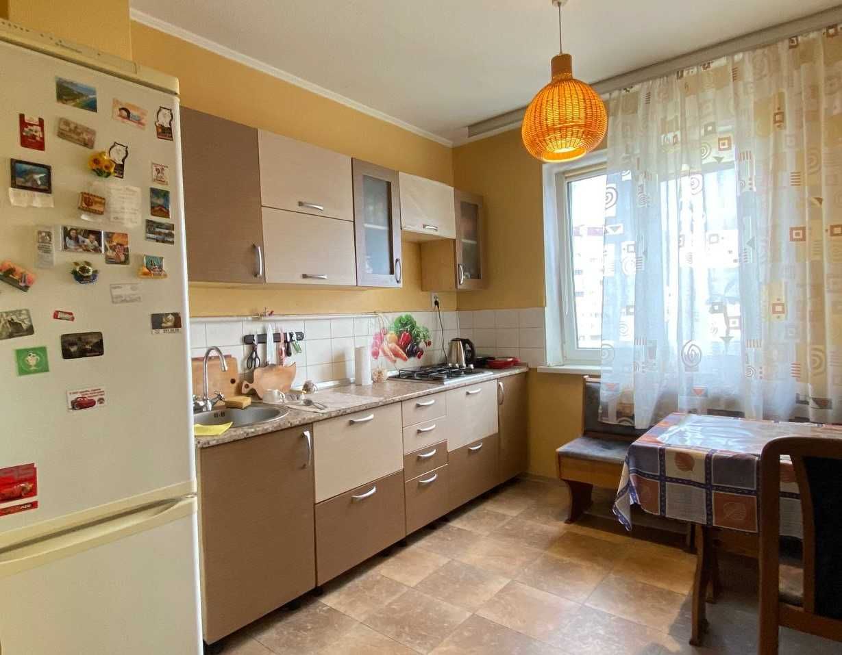 Кімната з балконом, дівчині,Тростянецька,3. М.Харківська БЕЗ хазяйки