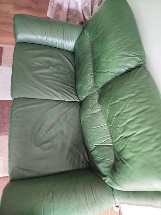 Sofá verde em pele