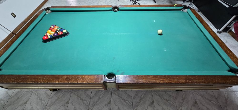 Mesa de bilhar com 2 jogos de bolas + 8 tacos + tasqueiro + triângulo
