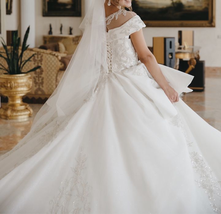 Розкішна королівська весільна сукня зі шлейфом.