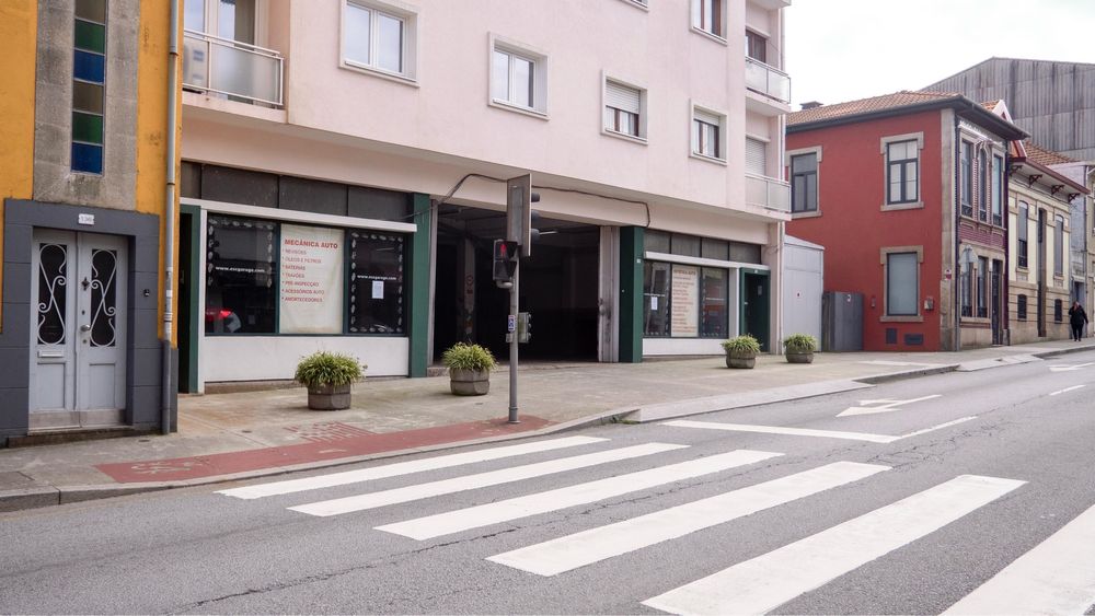 Vende-se ou aluga-se armazem/loja/garagem 1000m2