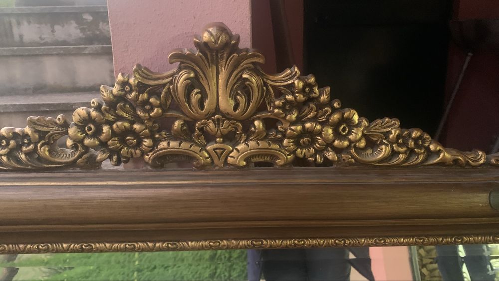 Espelho antigo com decoração em talha dourada