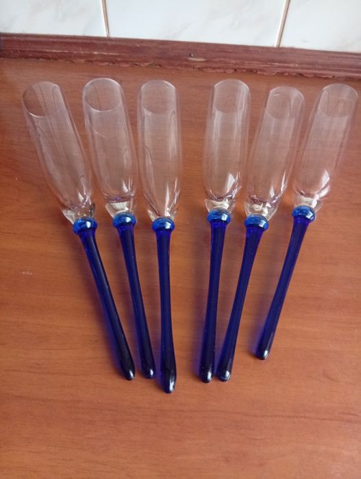 Kieliszki do szampana tzw kulawki.