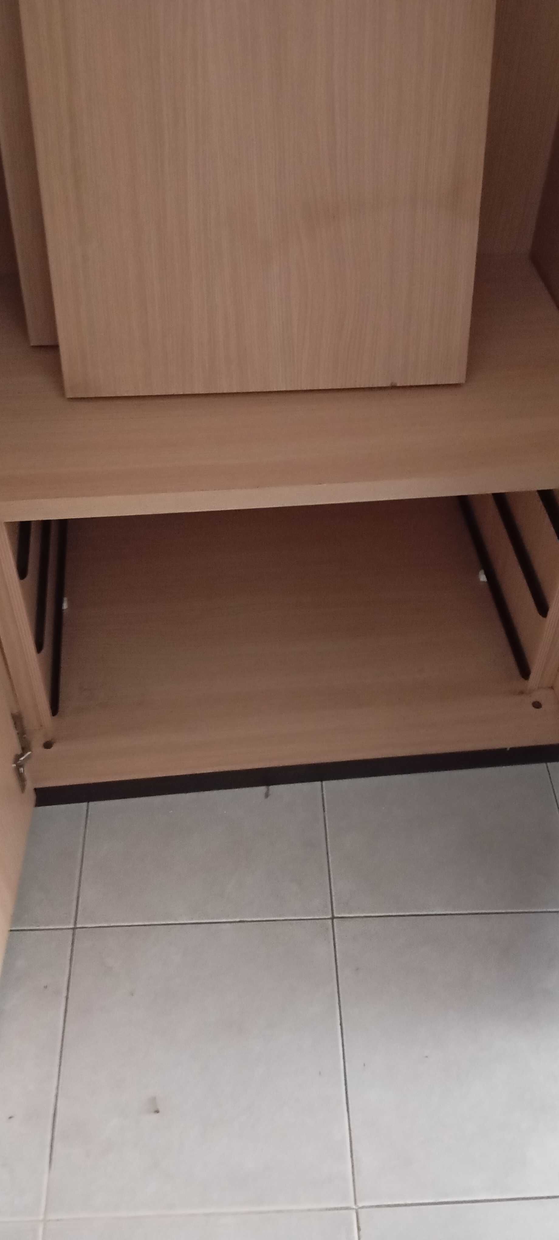 Roupeiro com três portas