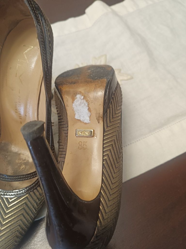 Vendem-se sapatos de couro, em bom estado