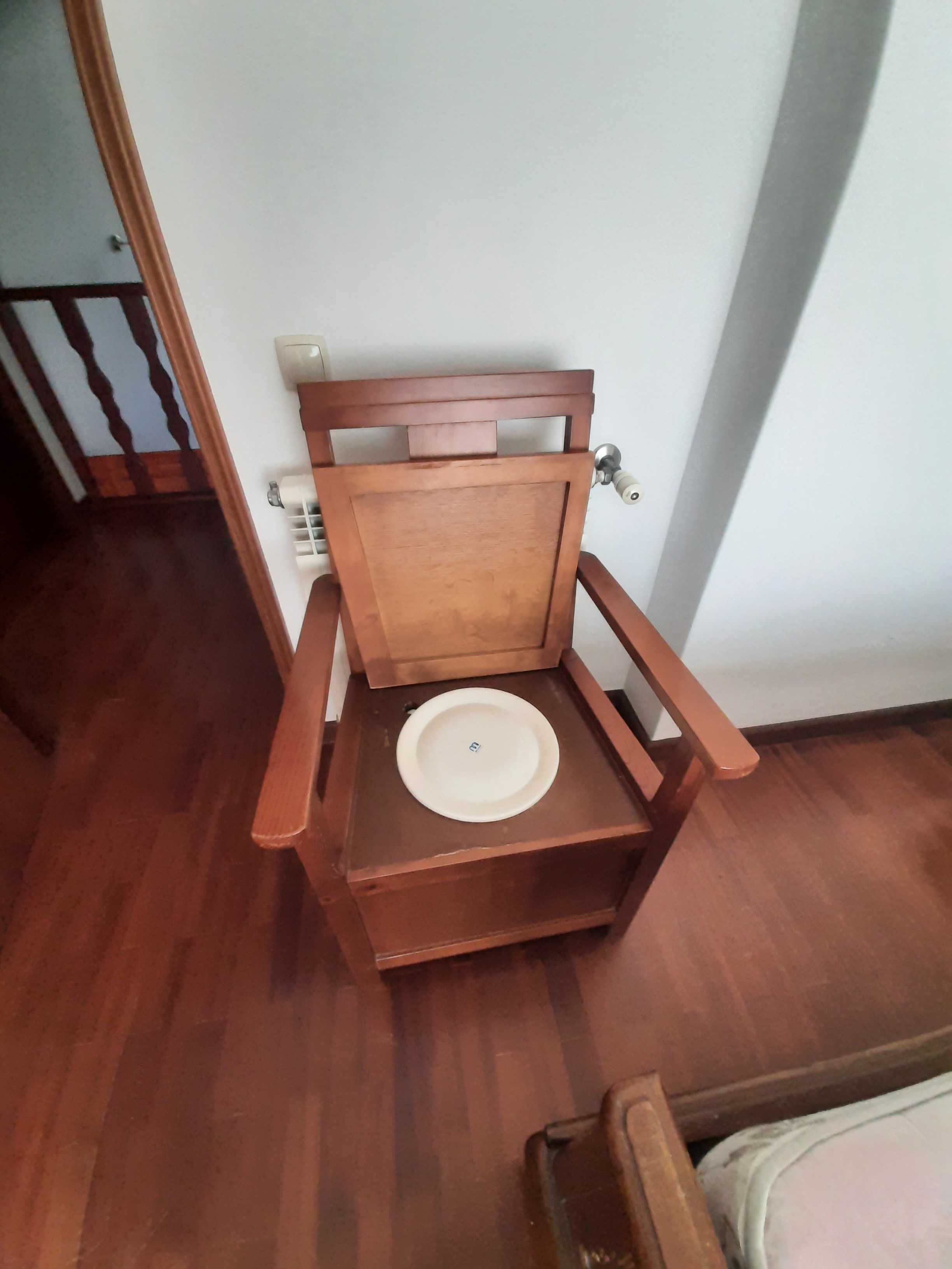 Cadeira para necessidades ideal para terceira idade.