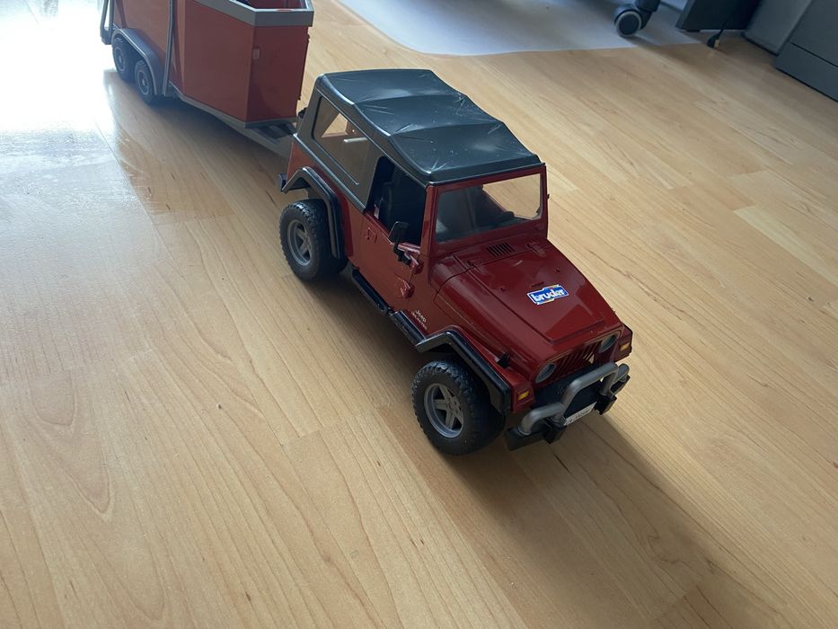 Jeep z przyczepą Bruder