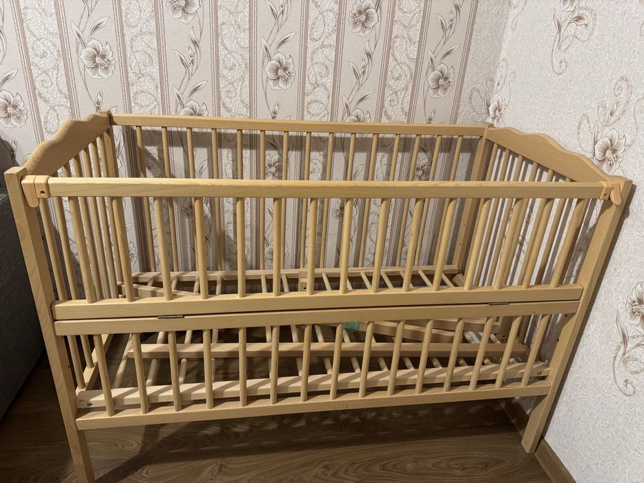 Кроватка дитяча з маятником як нова