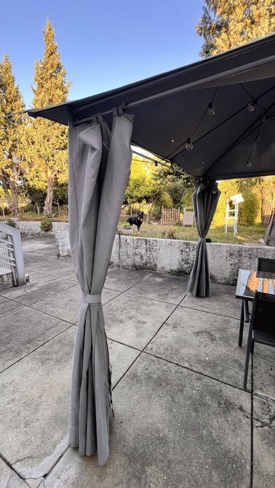 PÉRGOLA SANTORINI CINZA ARDÓSIA COM CORTINAS 3X4M