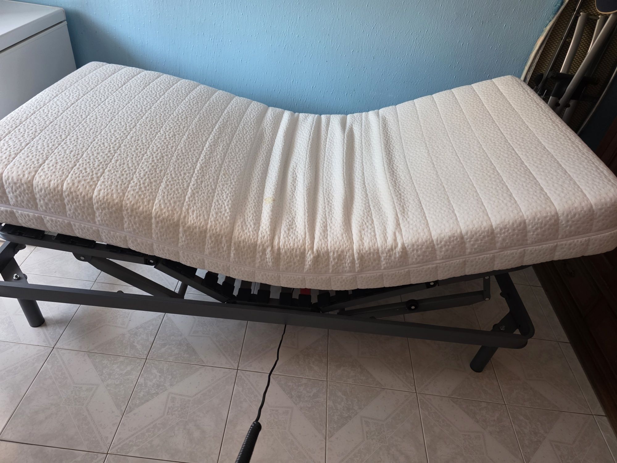 Cama articulada elétrica com 3 meses de uso.