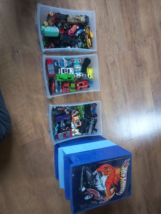 Kolekcja hot wheels samochodziki wraz z pudelkiem