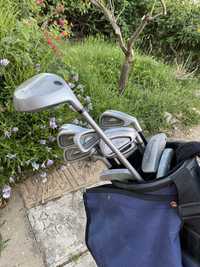 Conjunto de tacos de golfe com saco.