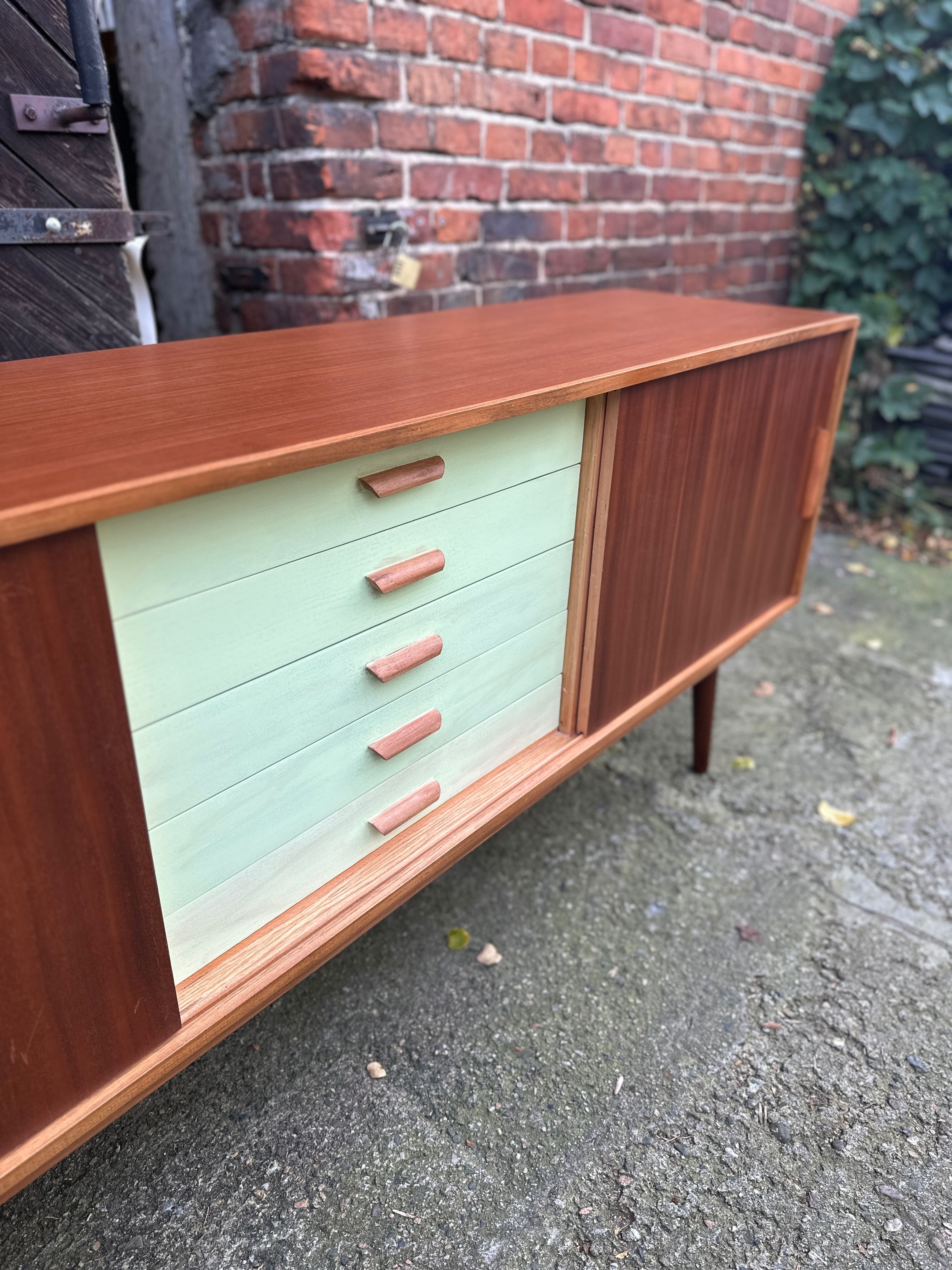 Duńska szafka / kredens / komoda / sideboard klasyczny machoniowy 80s