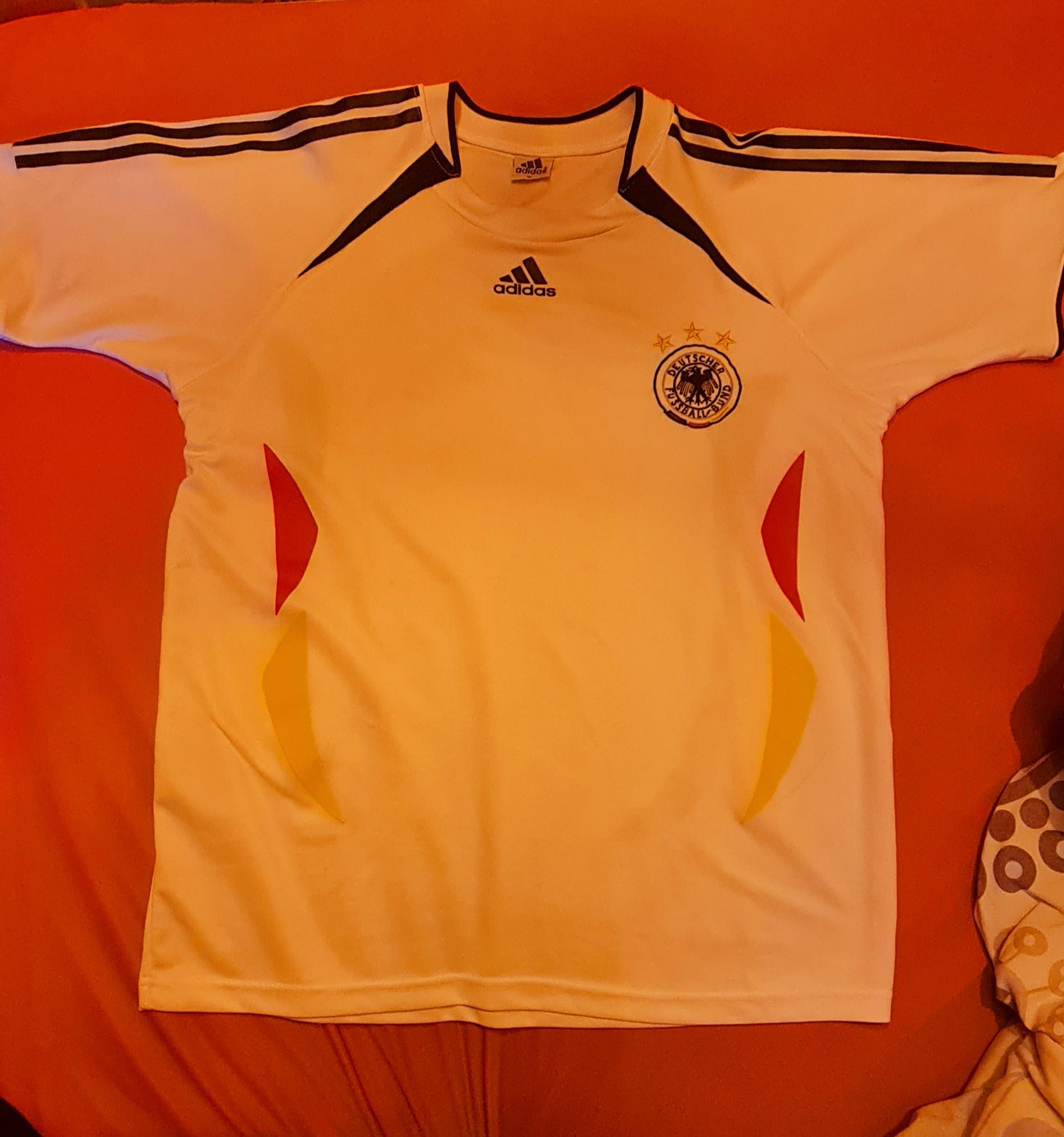 Koszulka piłkarska reprezentacji Niemiec marki Adidas.