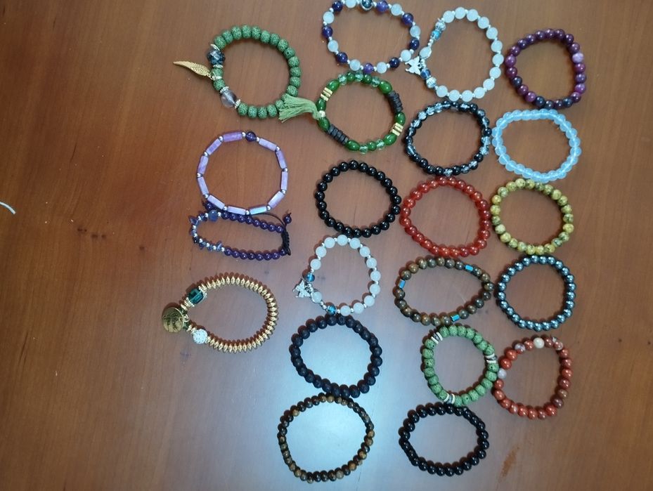 Pulseira e colares novos