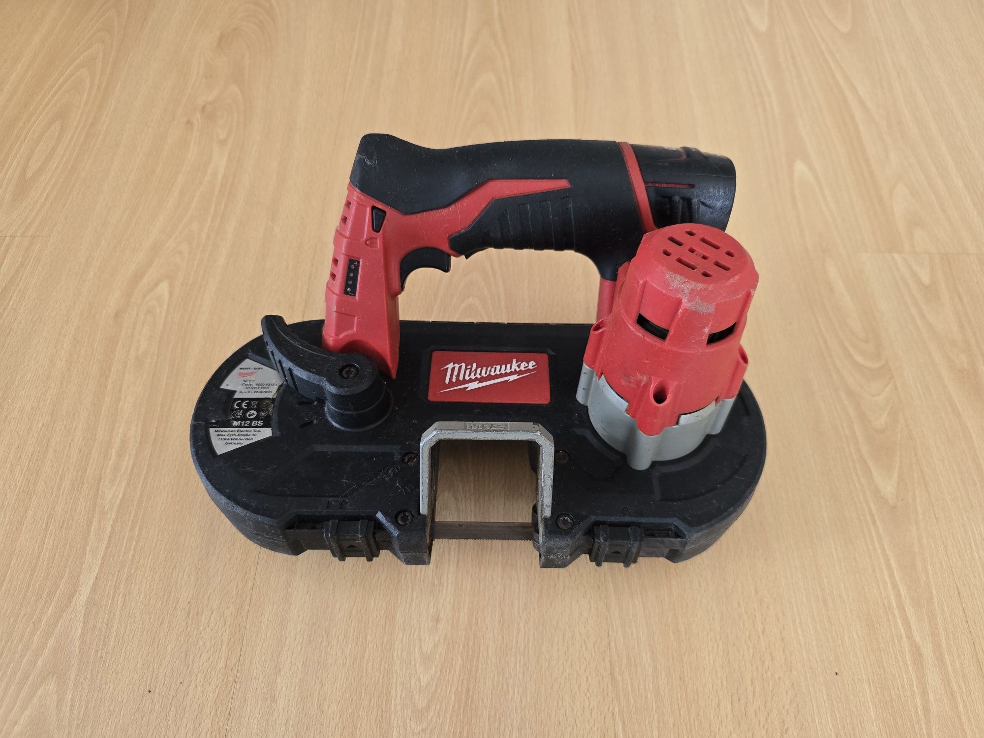 MILWAUKEE M12 BS Piła Taśmowa Akumulatorowa 12V + Akumulator 2.0Ah