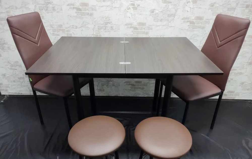 Комплект меблів, стільці, табурети і стіл розкладний. Комплект для дом