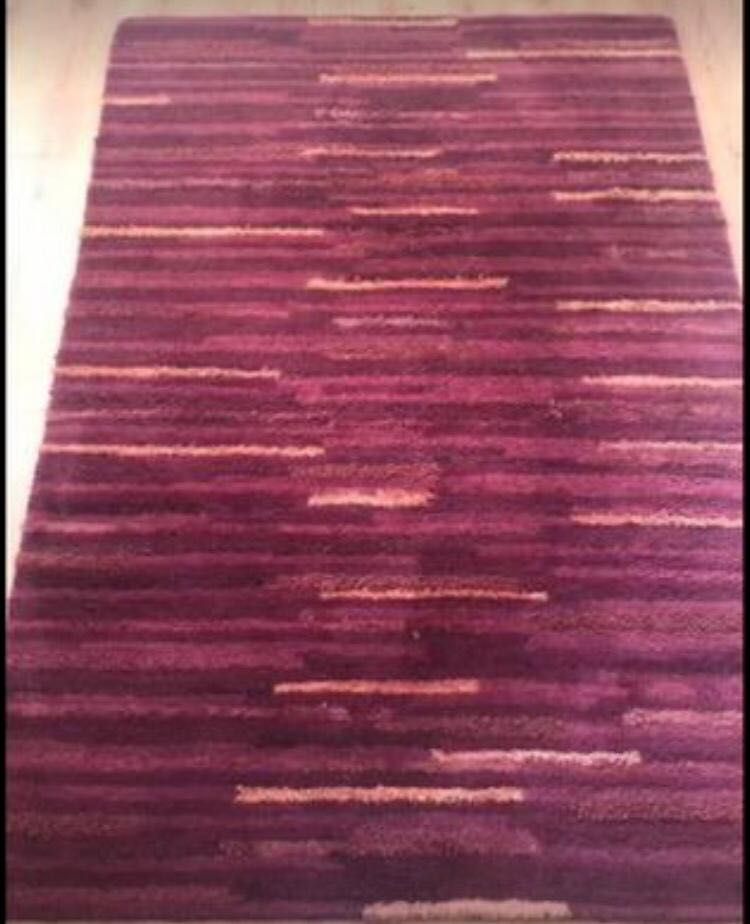 Carpete de sala com tons vermelhos