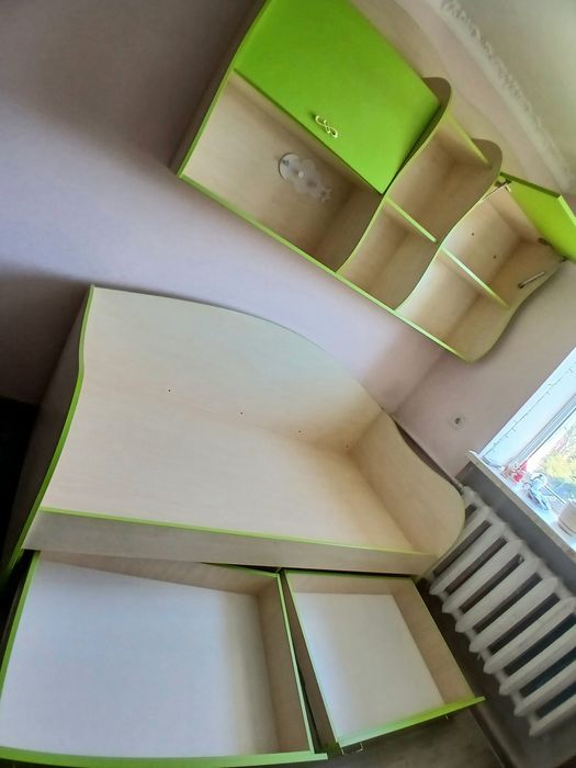 продам комплект дитячих меблів ліжко з шухлядами + тумба
