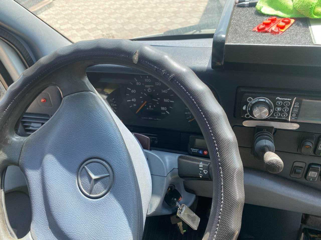 Mercedes-Benz
412D-KA