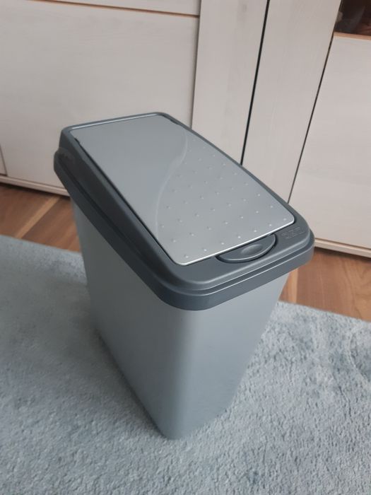 Kosz na śmieci plastikowy z klapką