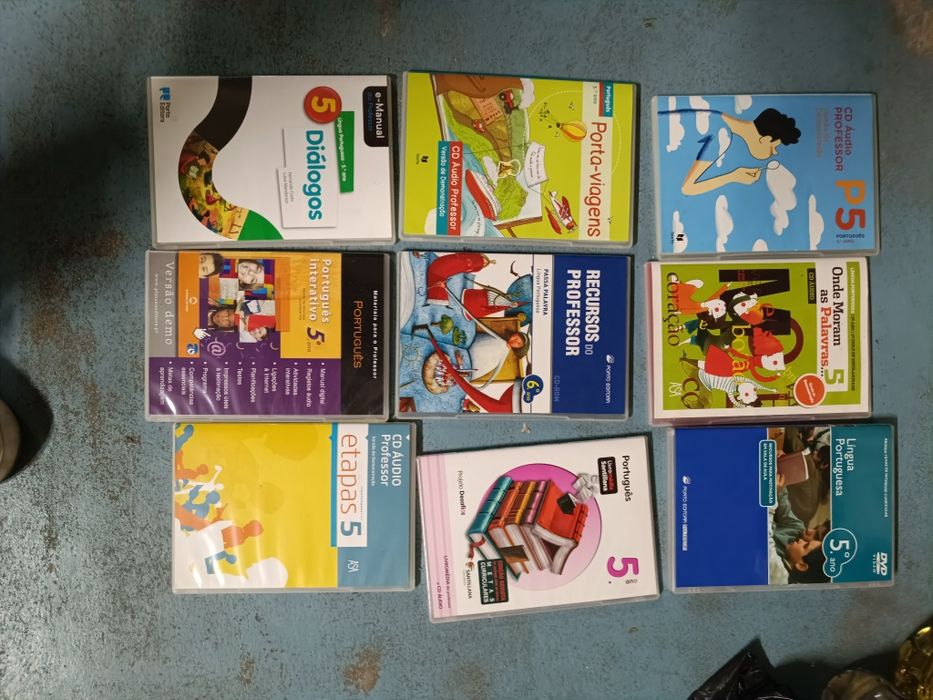 Livros escolares novos e CDs