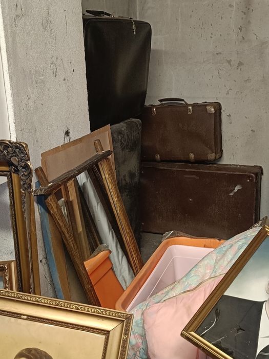 Stare portrety, monidła+walizka.