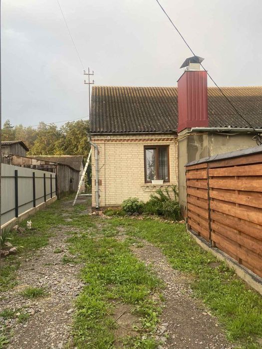 Будинок з ремонтом біля соснового лісу