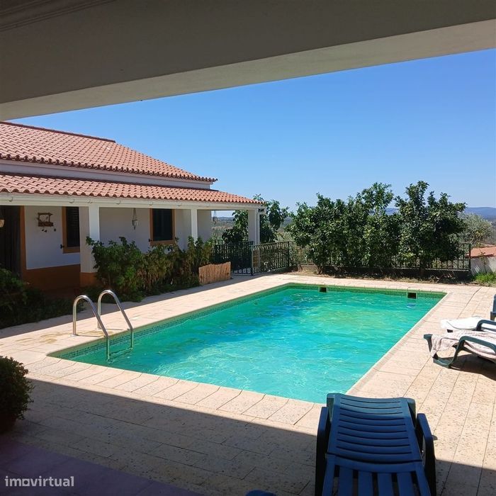 Moradia de 2 pisos, 8 assolhadas, 5 casas de banho - Alandroal, Évora