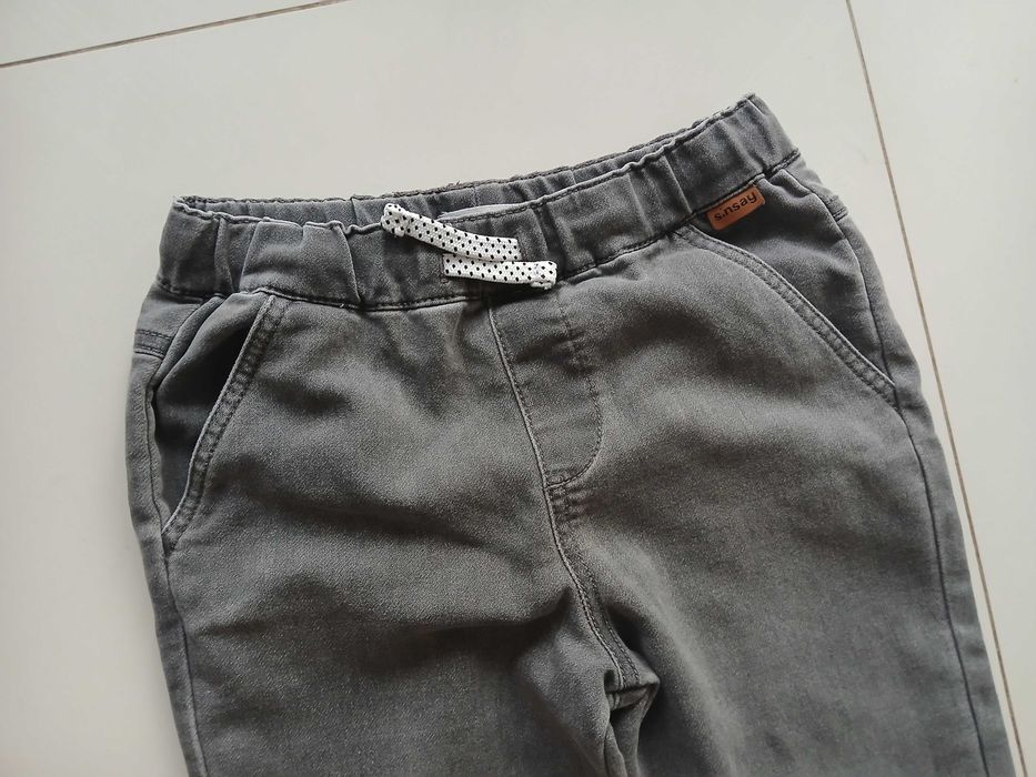SINSAY joggery spodnie 140 chłopięce jeansy materiałowe