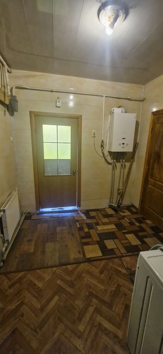 Полтава. 2ком с пакоместом 1эт 1эт дома 8000 и сч.рядом  Юракадемия .