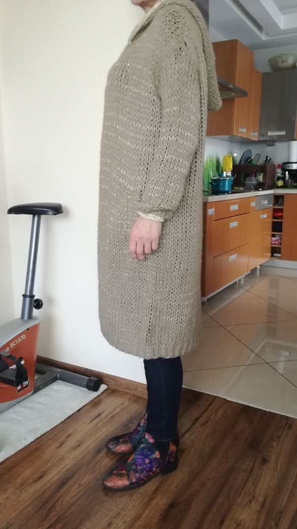 Długi sweter złota nitka oversize z kapturem
