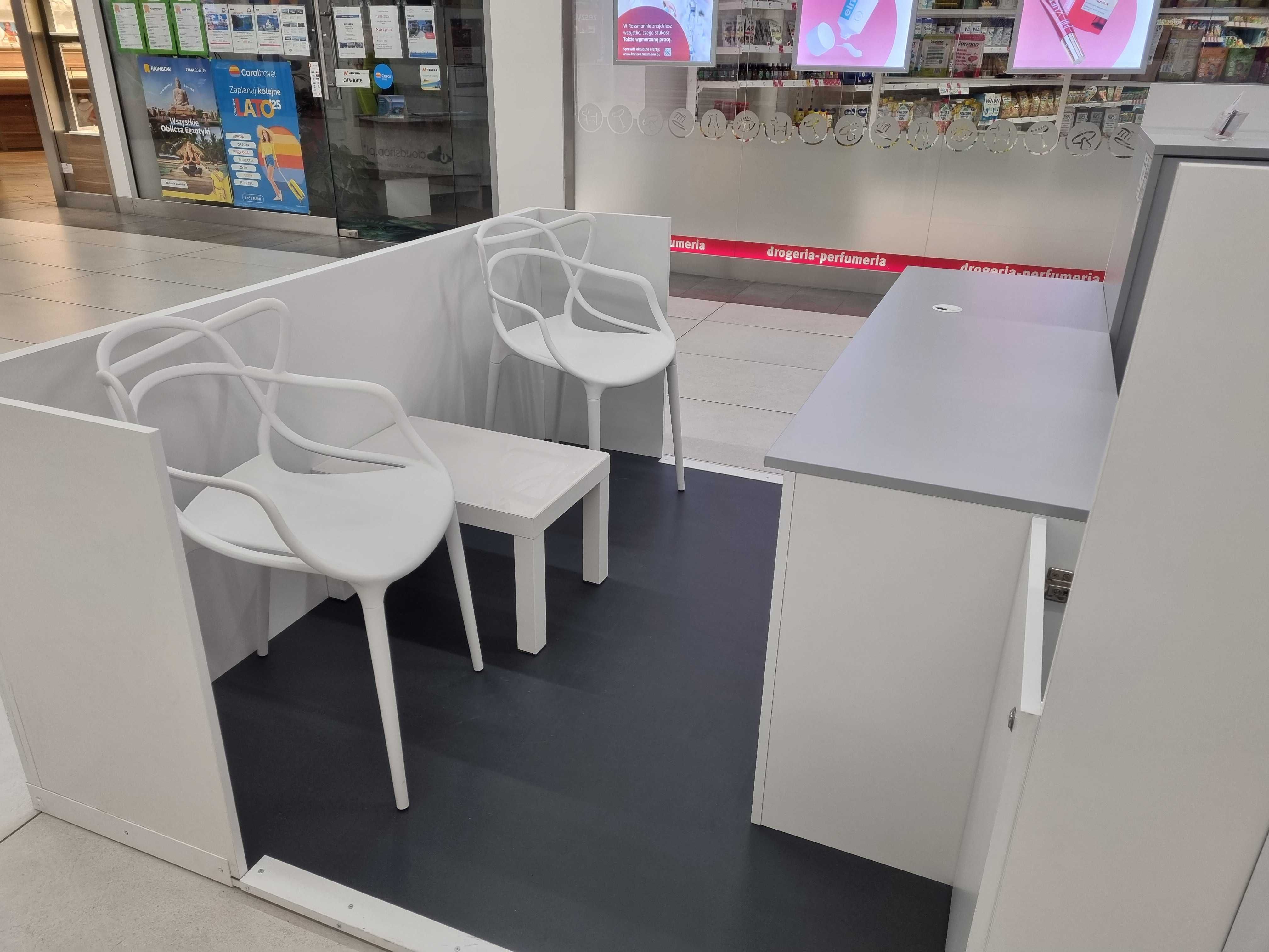 Wyspa w galerii handlowej-meble