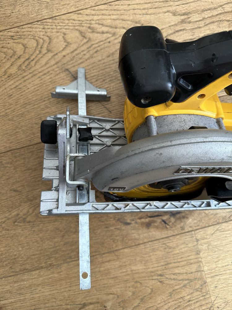 Дискова пила Dewalt DCS391