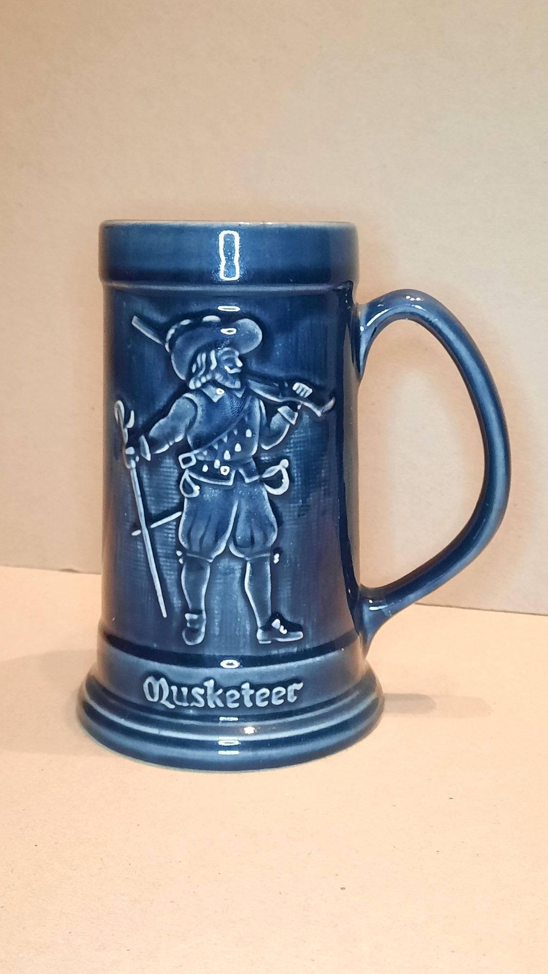 Kufel z muszkieterem