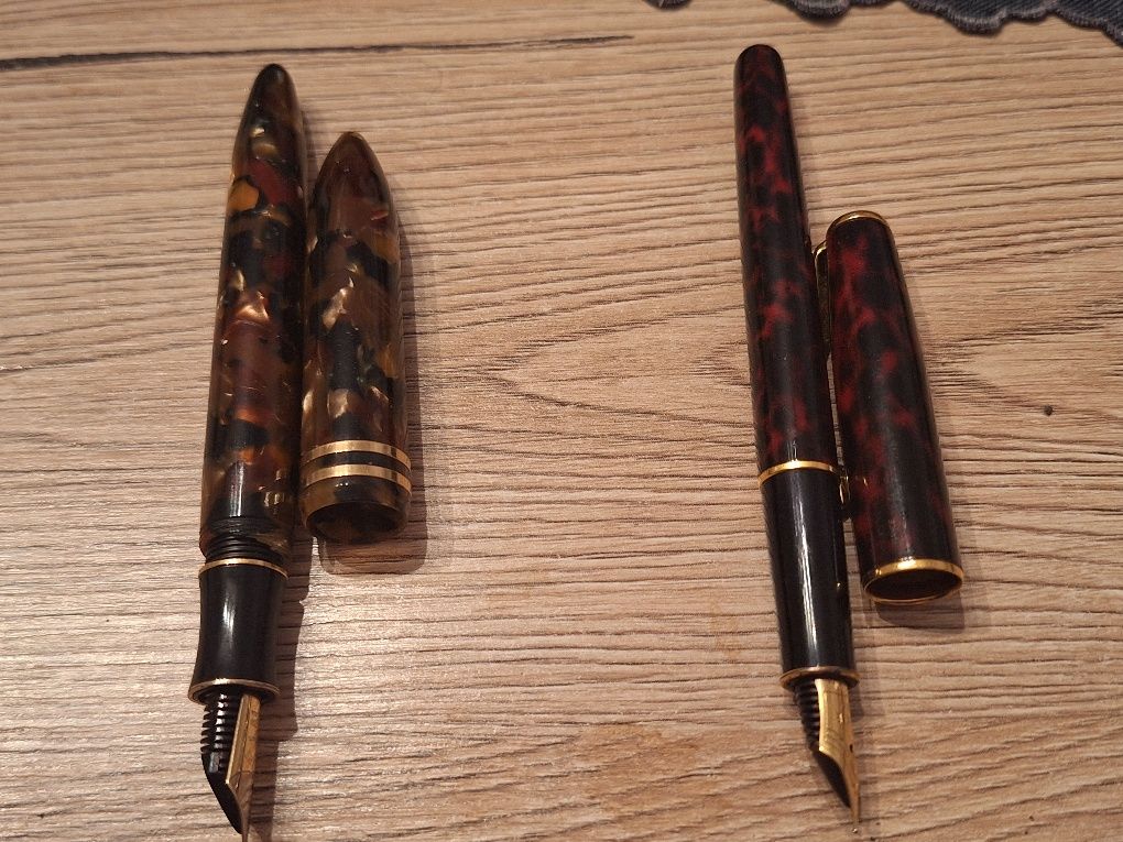 Pióra  wieczne firmy  Sheaffer i Parker.