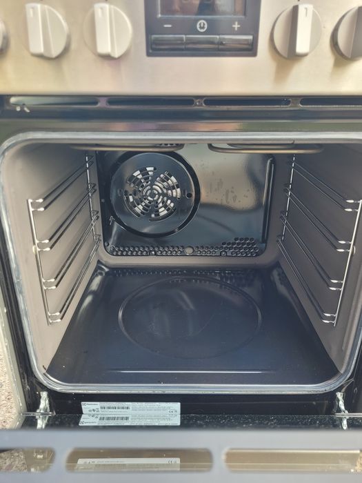 Kuchenka indukcyjna z piekarnikiem w idealnym stanie