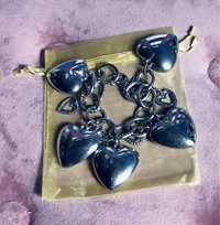 Bransoletka z wiszącymi sercami (lekkie) w kolorze srebra